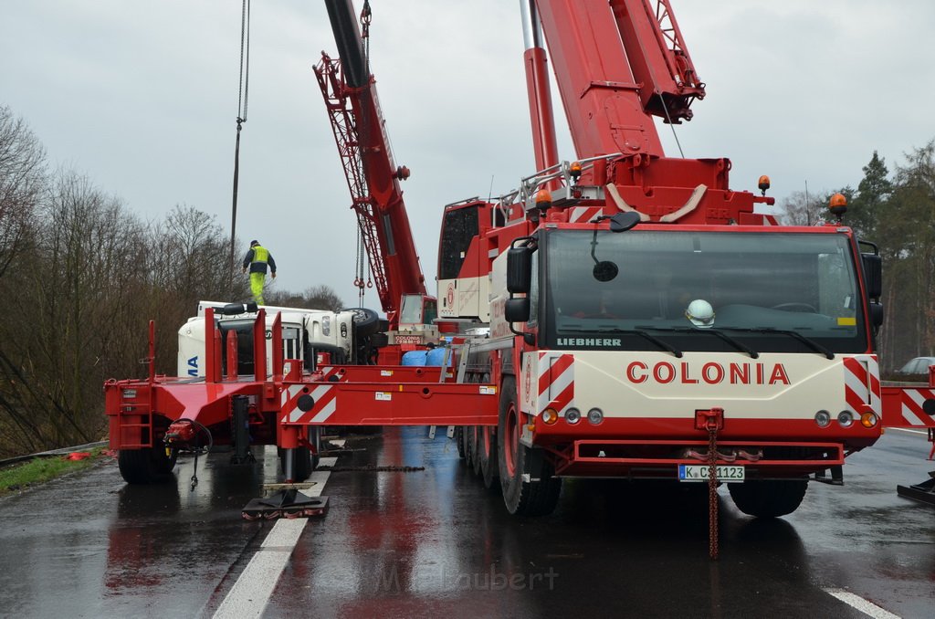 VU LKW umgestuerzt A 3 Rich Frankfurt AS Koenigsforst P491.JPG - Miklos Laubert